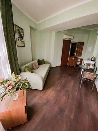 Гостиница Кинг Алушта Улучшенный четырехместный номер-3