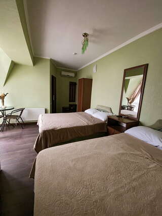 Гостиница Кинг Алушта Четырехместный номер с балконом-1